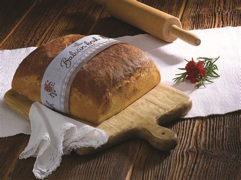 Babičin kruh Pekarne Grosuplje, ovit v papirnato pasico s tradicionalnimi slovenskimi ornamenti