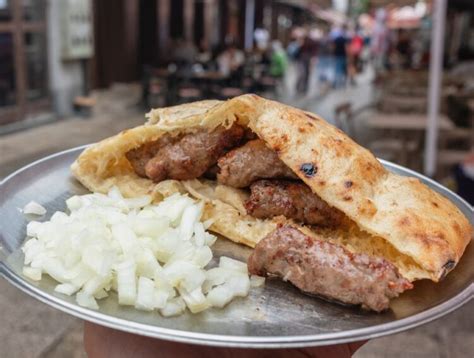 Fotografija raznovrsnih niških jela: burek, ćevapi, sarma