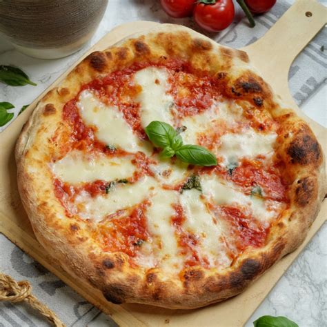 Zbirka fotografij klasičnih italijanskih pic: Margherita, Romana, Capricciosa, Quattro Formaggi