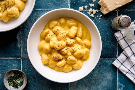 Pripravljeni bučni njoki, postreženi z masleno omako in parmezanom