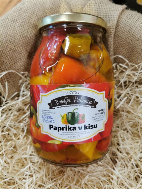 prikaz paprik v trgovini, kjer so samo vložene v kisu