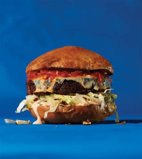 fotografija okusnega rastlinskega burgerja Altburger v bombetki s prilogami