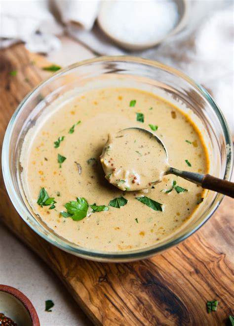 Infographic showing the step-by-step process of making a creamy mustard sauce.