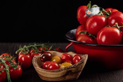 sveži rdeči paradižniki, pripravljeni za kuhanje