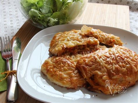 čebureki s sirnim in mesnim nadevom