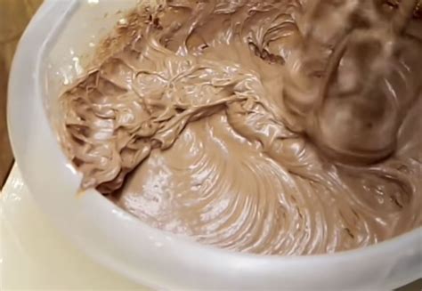 fotografija postopka priprave čokoladne kreme z mascarponejem in glajenje torte