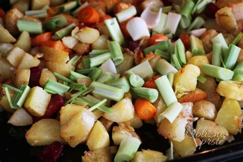 Pisana zelenjava narezana na kocke, pripravljena za kuhanje