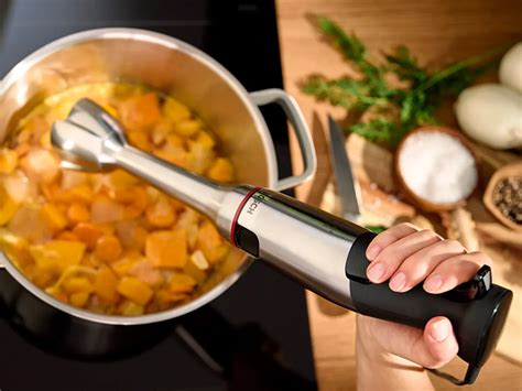 Palični mešalnik, ki ga uporabljamo za pripravo kremne zelenjavne juhe