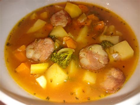 Enolončnica s krompirjem, klobaso in zelenjavo, pripravljena za postrežbo