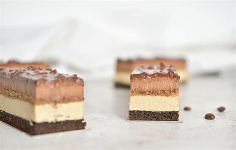 Fotografija servirane rezine čokoladne torte s kavno kremo
