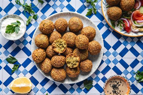 Infografika ali fotografija jedilnika Mr. Falafel z različnimi jedmi