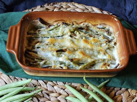 slika stročjega fižola na smetanov način kot priloga k mesni jedi