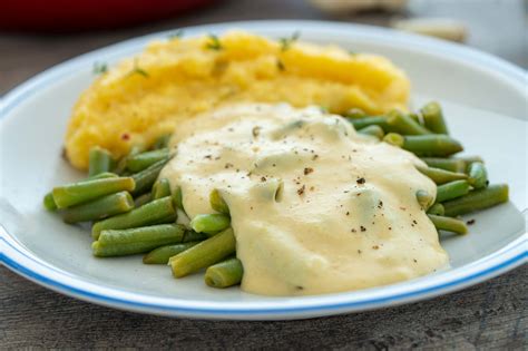 slika stročjega fižola s česnovo omako na krožniku