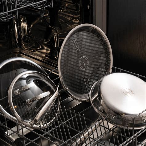 Ilustracija kuhanja cmokov v ponvi, pokriti s pokrovko.