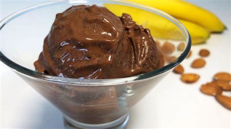 Prikupen bananin sladoled v modelu