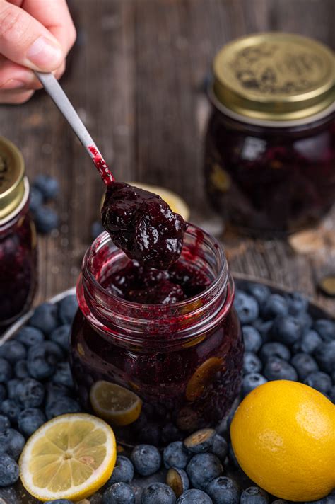 Fotografija marmelade iz aronije z dodatkom borovnic in smokev v kozarcu