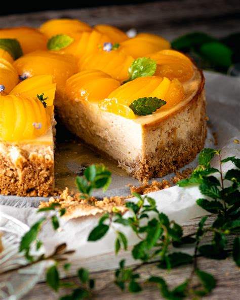 fotografija newyorškega cheesecaka z jagodnim prelivom