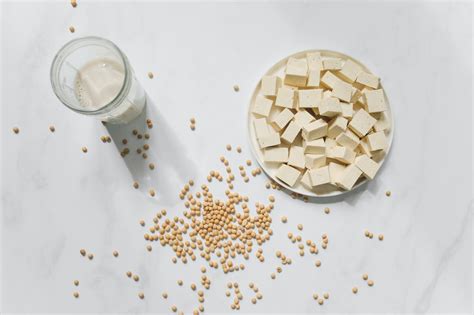 Fotografija: domače sojino mleko in tofu v posodah