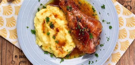 Pečene puranje krače s hrustljavo kožo, premazane z BBQ omako