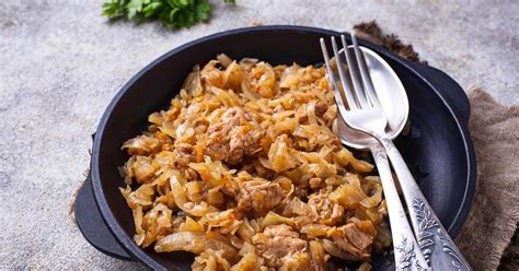 Pripravljeno kislo zelje s prekajenimi rebrci, postreženo ob pire krompirju