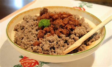 Pripravljeni ajdovi žganci z ocvirki v skledi