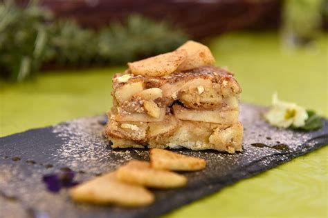 slika beljakovinskega kruha z jabolki in orehi