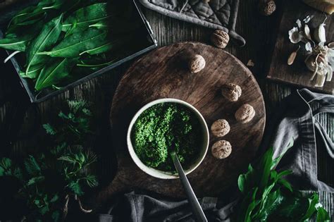 Fotografija svežih listov čemaža v naravnem okolju