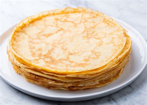 Sveže pečene palačinke v ponvi