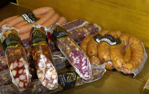 Prikaz profesionalnega vakuumskega pakiranja različnih vrst salam in suhomesnatih izdelkov