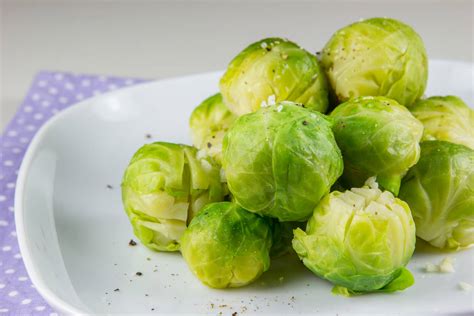 Brstični ohrovt s korenjem, česnom in kislo smetano, pripravljen v voku