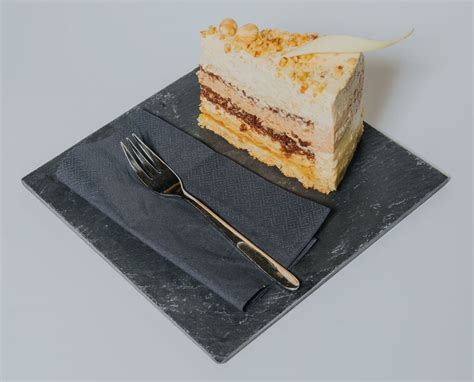 Fotografija torte Melanija z zlatimi okraski
