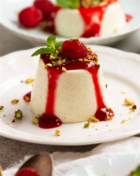 Infographic showing the steps to make panna cotta