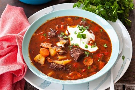 Različni kosi mesa za pripravo jušne osnove za boršč