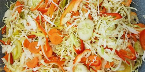 Različna zelenjava narezana za pripravo boršča