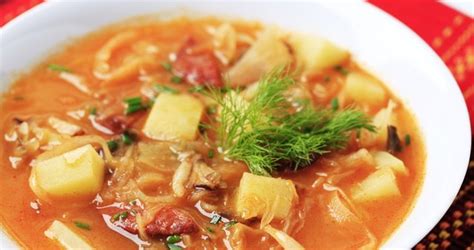 Tradicionalna štajerska kisla juha v glineni skledi s svežim kruhom