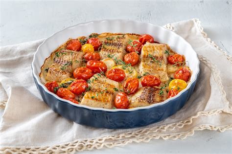 Pekač z ribjimi fileji, češnjevimi paradižniki in česnom