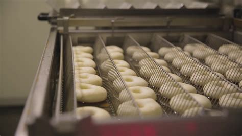Diagram illustrating the process of deep-frying donuts.