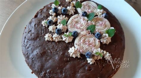 Torta posuta z oreščki