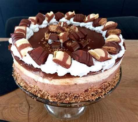 Torta okrašena s čokoladicami in bonboni