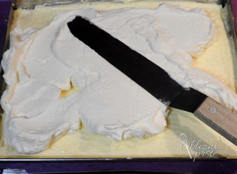 fotografija postopka prelivanja torte: enakomeren nanos preliva na ohlajeno sladico