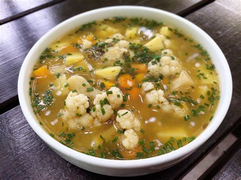 cvetačna juha s česnom in začimbami