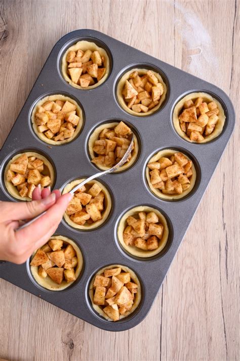 Tematska fotografija: Mini jabolčne pite v obliki mafinov, posute s sladkorjem v prahu