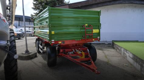 Fotografija prikolice Kip, priključene na traktor