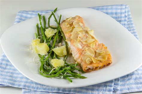 Pečen lososov file z zeliščno-parmezanovo skorjico na krožniku