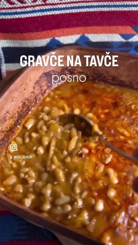 Fotografija velikega lonca pasulja, ki se kuha