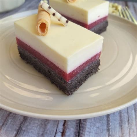 Fotografija lešnikove torte z belo čokolado