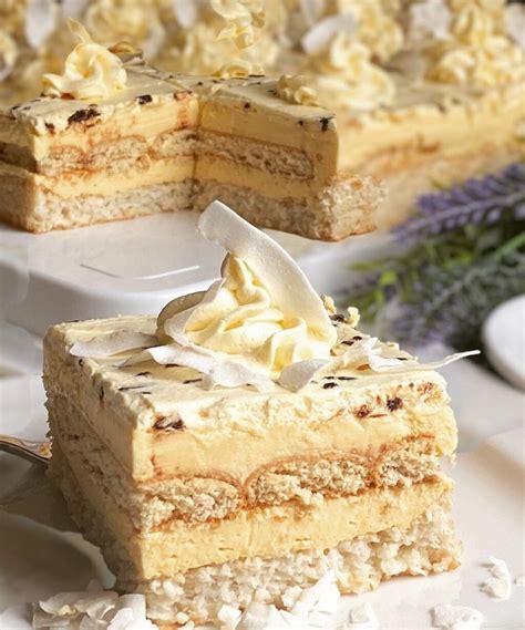 torta s kokosom in mandljevimi lističi
