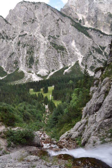 Tematska fotografija doline Soče z alpskimi vrhovi v ozadju