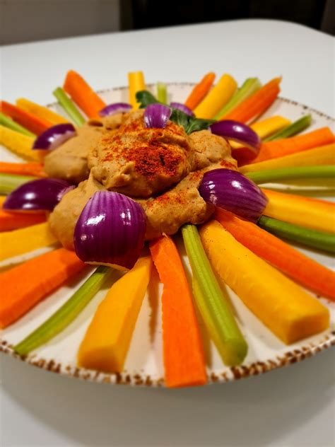 Tematska fotografija: Humus iz čičerikine moke s svežo zelenjavo