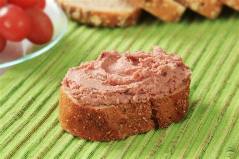 Tematska fotografija: pašteta iz brancina na popečenem kruhu z olivnim oljem in limetinim sokom, svež peteršilj